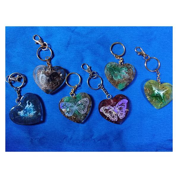 Orgonit Herz Schlüsselanhänger Handgefertigt mit Harzflocken Zedernholz Lavendelstücke Messing Kupfer Bronze und Bergkristallflocken für Harmonie und Balance 4,5 cm