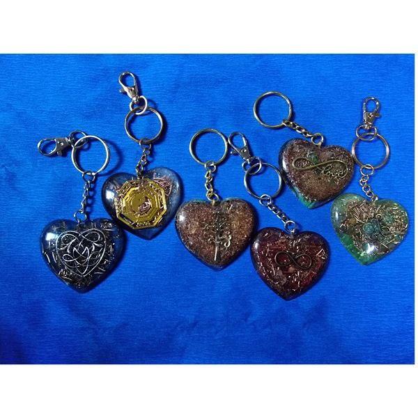 Orgonit Herz Schlüsselanhänger Handgefertigt mit Harzflocken Zedernholz Lavendelstücke Messing Kupfer Bronze und Bergkristallflocken für Harmonie und Balance 4,5 cm