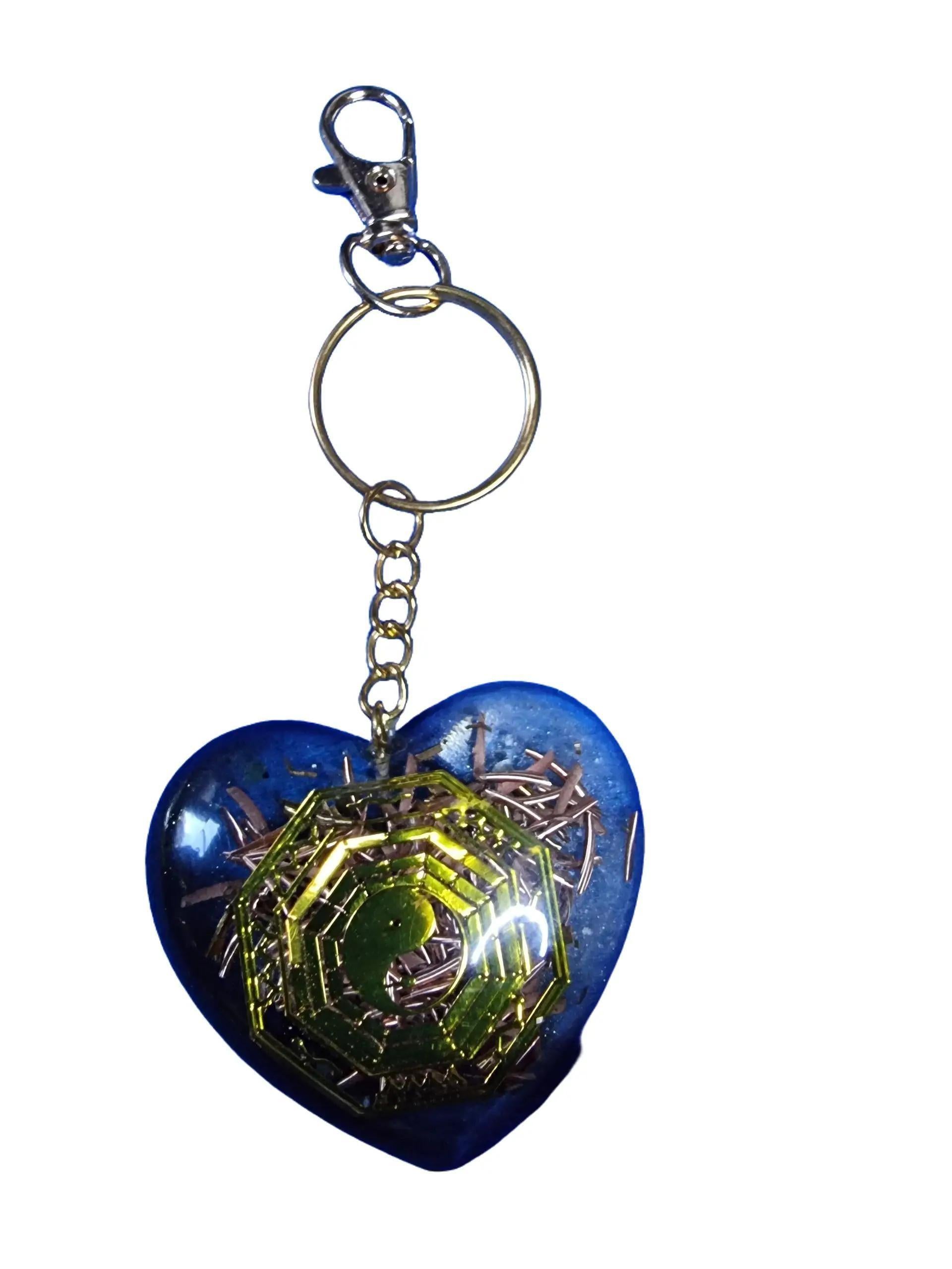 Orgonit Herz Schlüsselanhänger Handgefertigt mit Harzflocken Zedernholz Lavendelstücke Messing Kupfer Bronze und Bergkristallflocken für Harmonie und Balance 4,5 cm