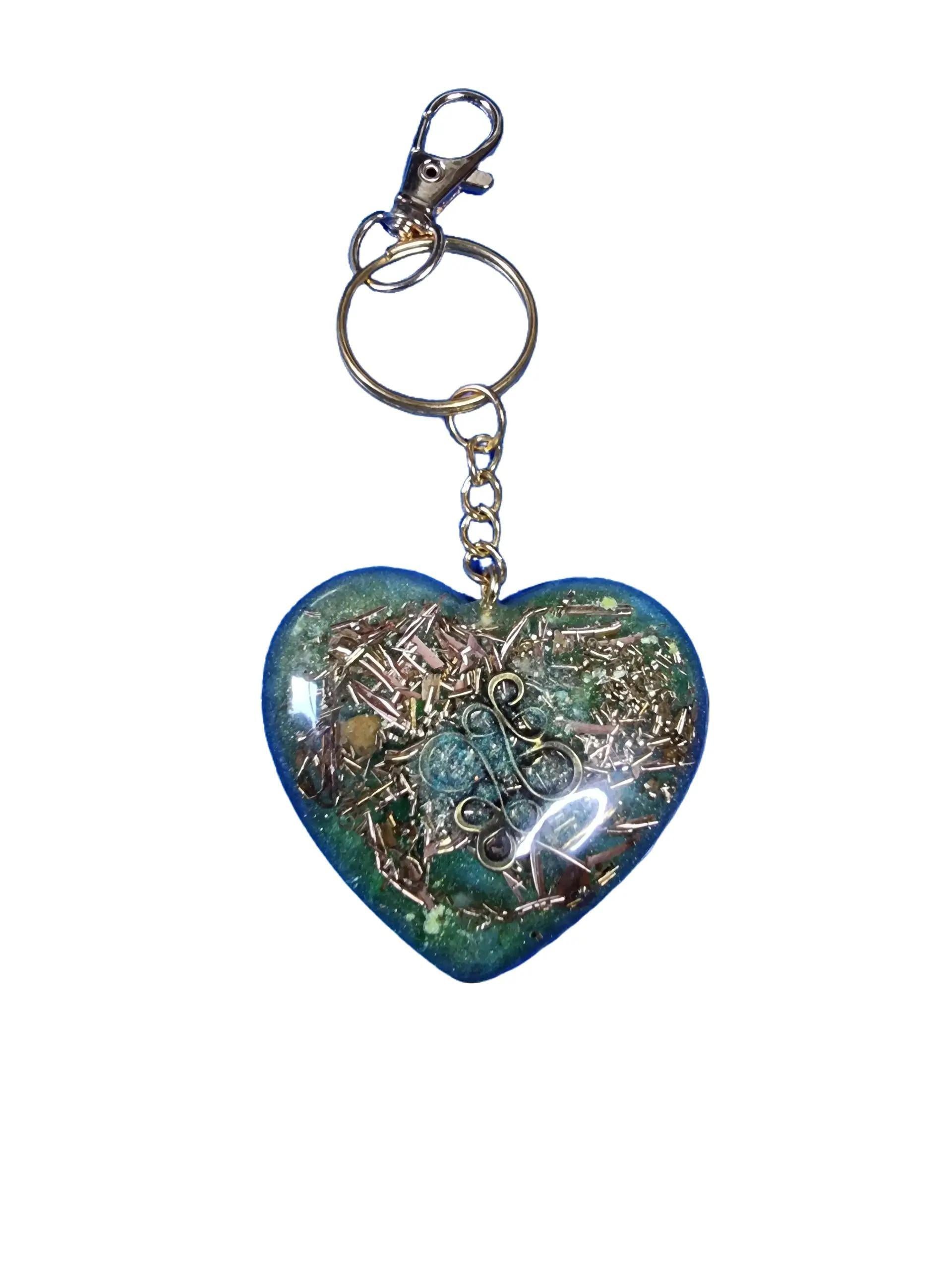 Orgonit Herz Schlüsselanhänger Handgefertigt mit Harzflocken Zedernholz Lavendelstücke Messing Kupfer Bronze und Bergkristallflocken für Harmonie und Balance 4,5 cm