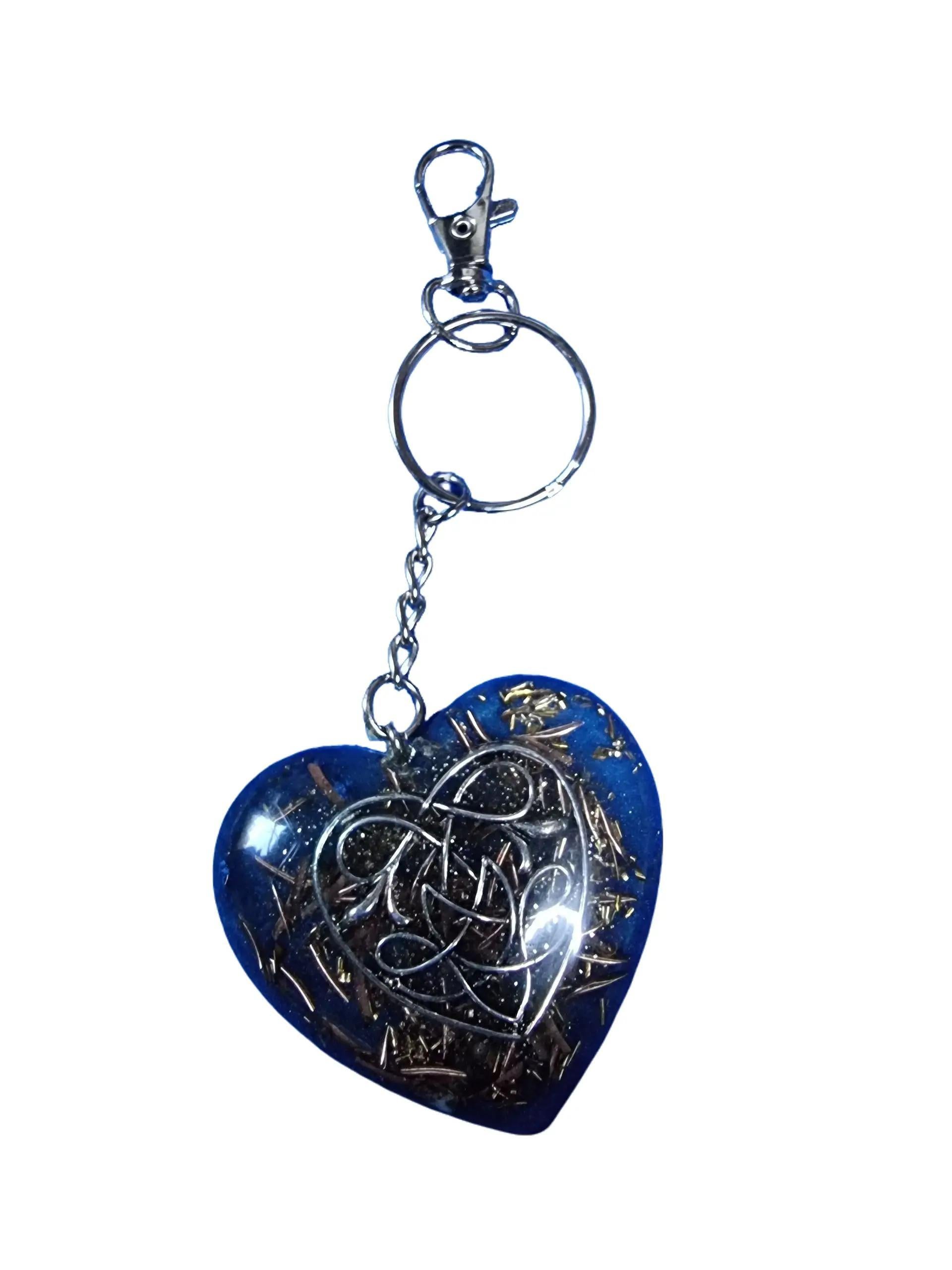 Orgonit Herz Schlüsselanhänger Handgefertigt mit Harzflocken Zedernholz Lavendelstücke Messing Kupfer Bronze und Bergkristallflocken für Harmonie und Balance 4,5 cm