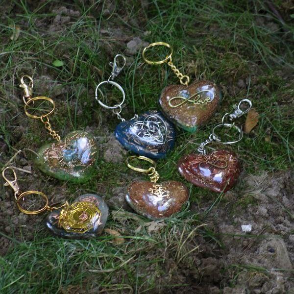 Orgonit Herz Schlüsselanhänger Handgefertigt mit Harzflocken Zedernholz Lavendelstücke Messing Kupfer Bronze und Bergkristallflocken für Harmonie und Balance 4,5 cm